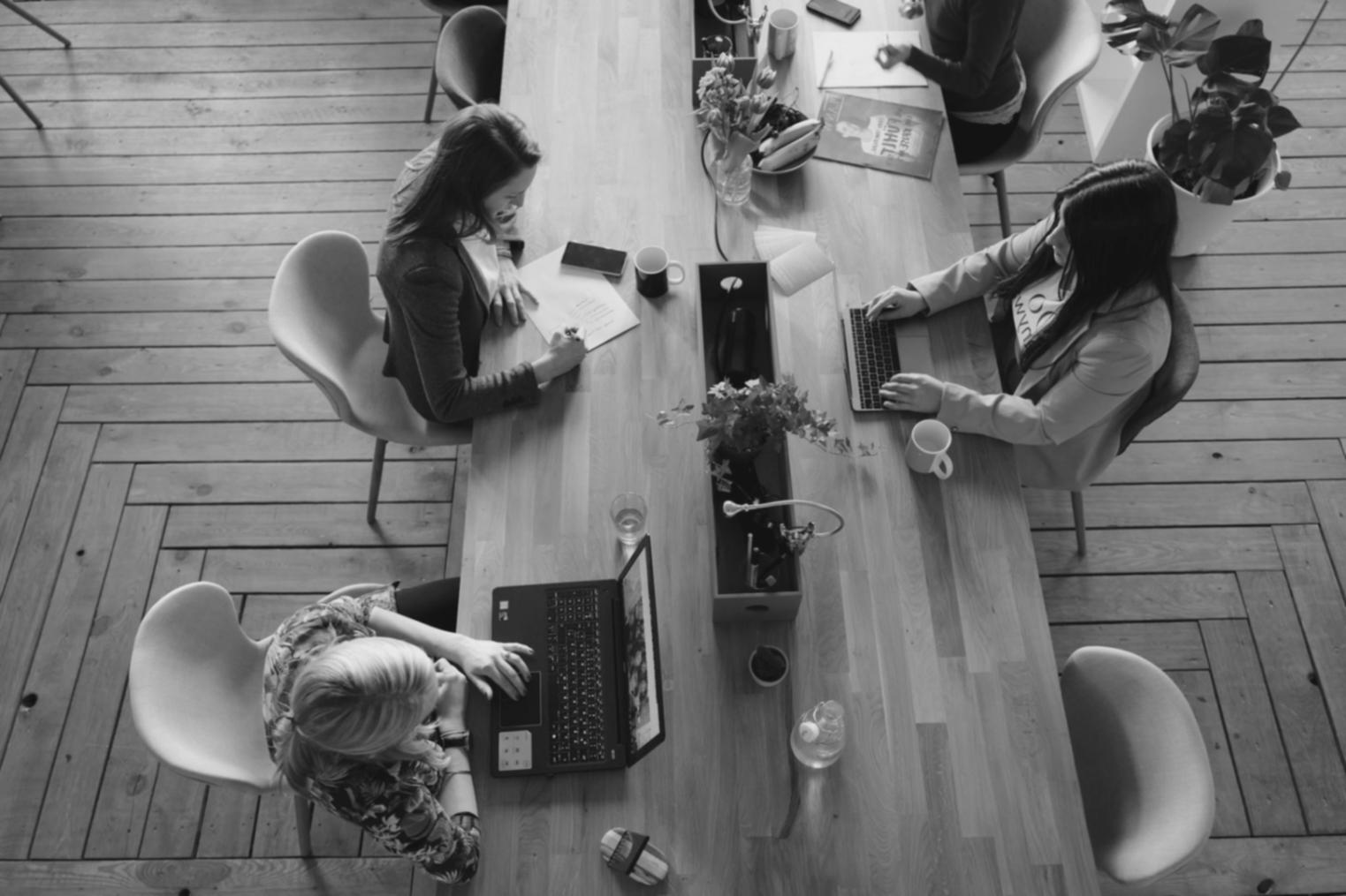 Instructeur bespreekt financiële scenario's met groep